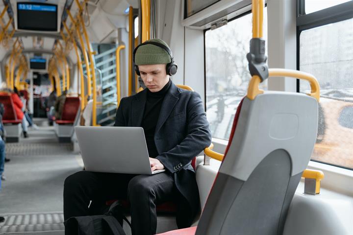 Un usuario en un autobús del transporte público Un usuario en un autobús del transporte público