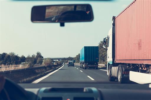 Camiones circulando por una carretera