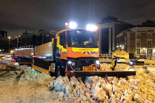 Quitanieves despejando una vía de Madrid