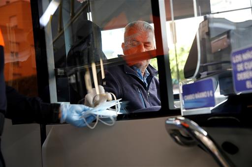 Un operario recoge sus mascarillas