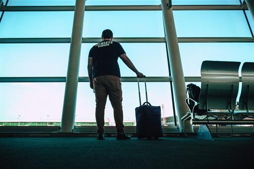 Pasajero esperando su vuelo en el aeropuerto