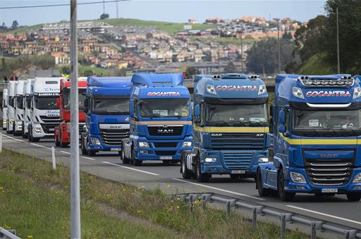 Camiones circulando por carretera.