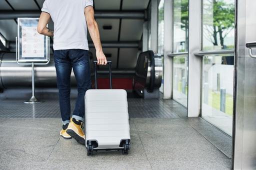 Pasajero con equipaje de mano en aeropuerto