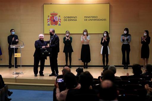 El ministro Joan Subirats recibe de su predecesor, Manuel Castells, la cartera de Universidades