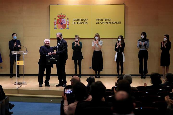 El ministro Joan Subirats recibe de su predecesor, Manuel Castells, la cartera de Universidades