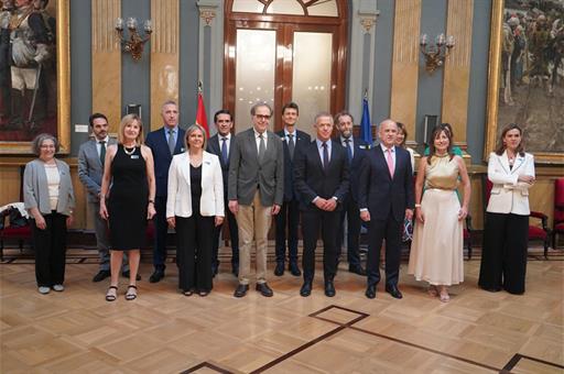 Foto de familia tras el acto de celebración del 50 aniversario de la UNED