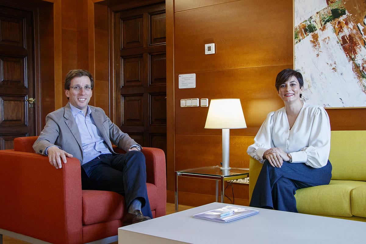 La ministra de Vivienda y Agenda Urbana, Isabel Rodríguez, junto al alcalde de Madrid, José Luis Martínez-Almeida.