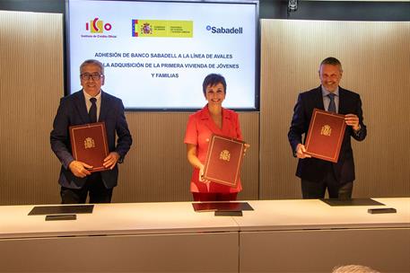 Isabel Rodríguez junto a los directivos del Banco Sabadell