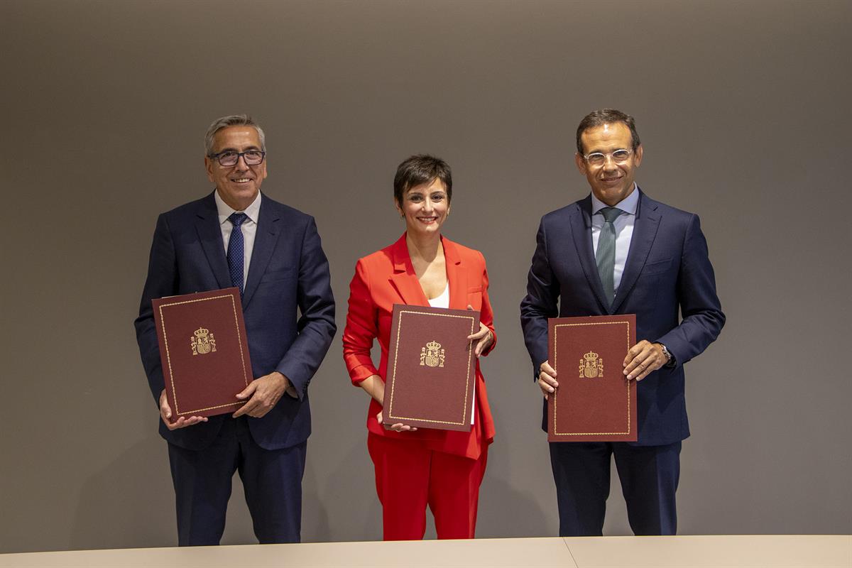 Isabel Rodríguez junto a los firmantes del acuerdo