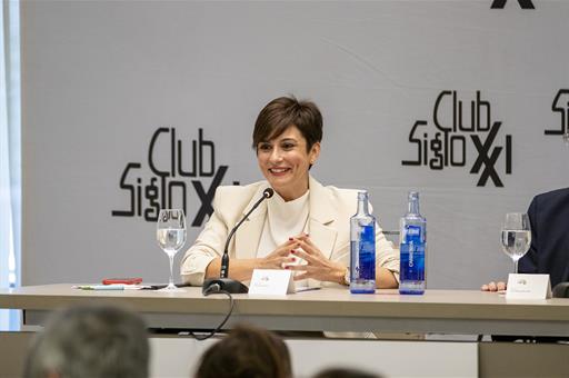 La ministra de Vivienda y Agenda Urbana, Isabel Rodríguez, durante su intervención en un almuerzo-coloquio en el Club Siglo XXI 