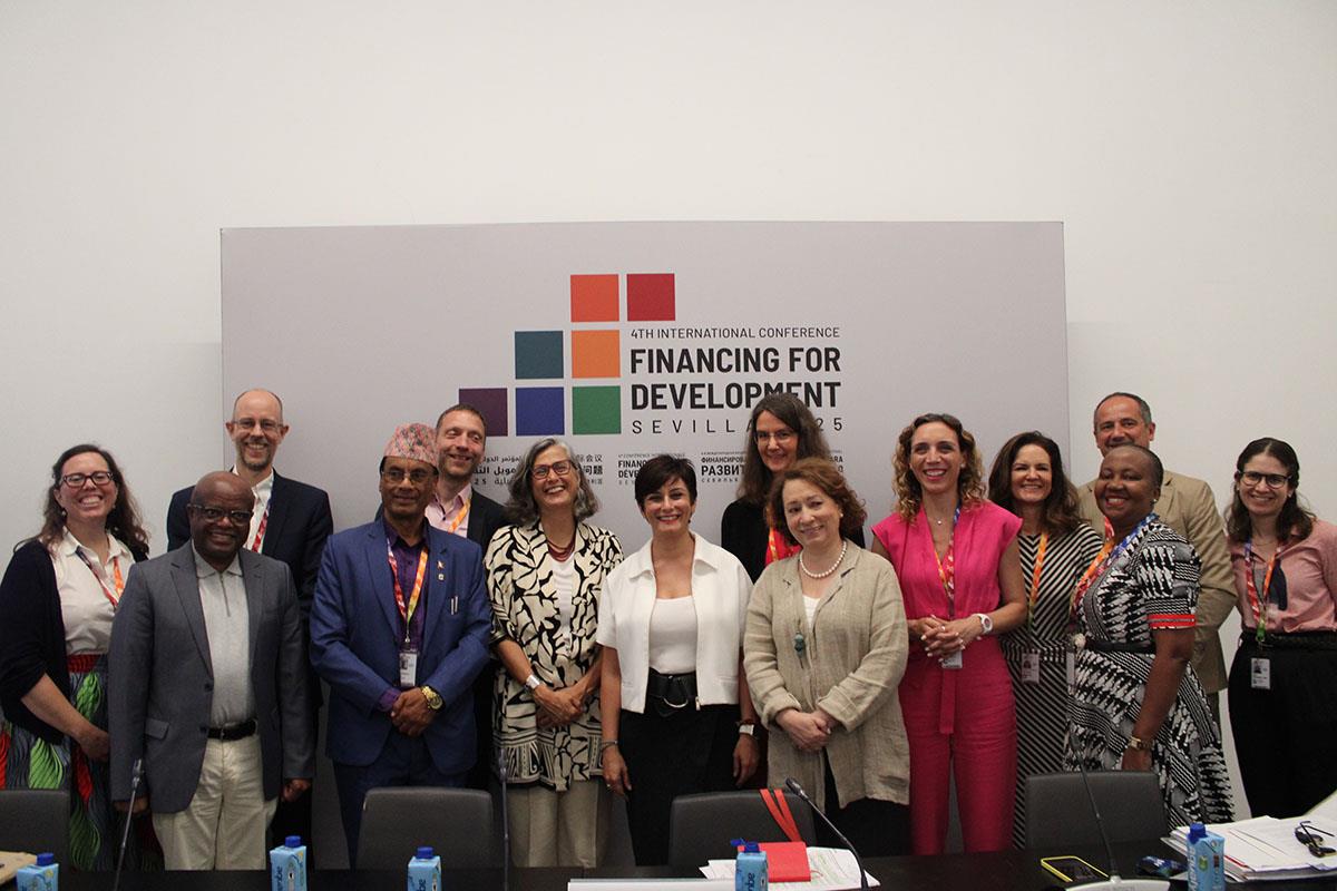 Foto de grupo de la reunión.