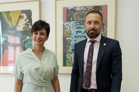 La ministra de Vivienda y Agenda Urbana, Isabel Rodríguez, y el consejero de Vivienda y Agenda Urbana del Gobierno vasco, Denis 