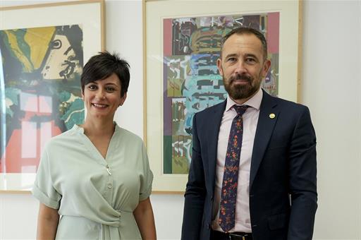 La ministra de Vivienda y Agenda Urbana, Isabel Rodríguez, y el consejero de Vivienda y Agenda Urbana del Gobierno vasco, Denis 