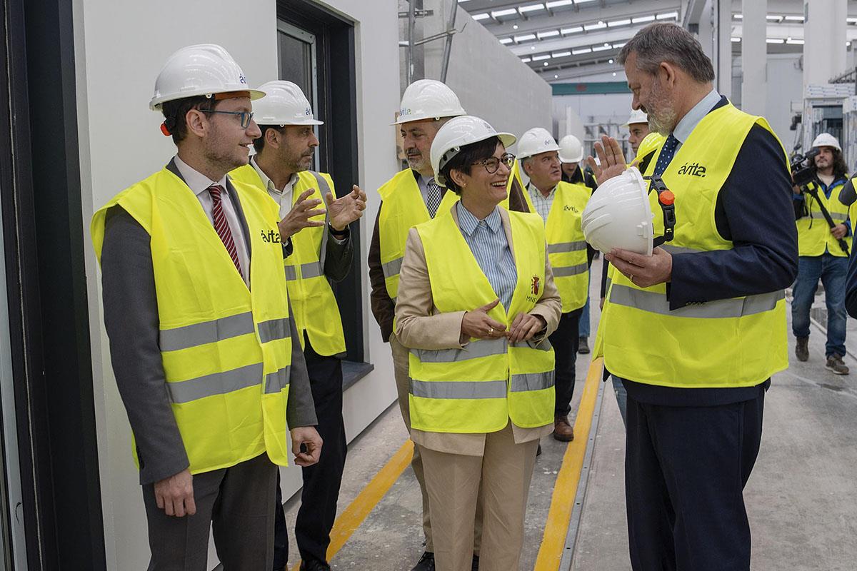 La ministra de Vivienda y Agenda Urbana, Isabel Rodriguez, durante su visita a la fabrica Ávita, en Aranda de Duero (Burgos)