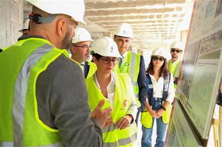 La ministra de Vivienda y Agenda Urbana, Isabel Rodríguez, durante su visita a las obas de construcción de más de 300 viviendas 