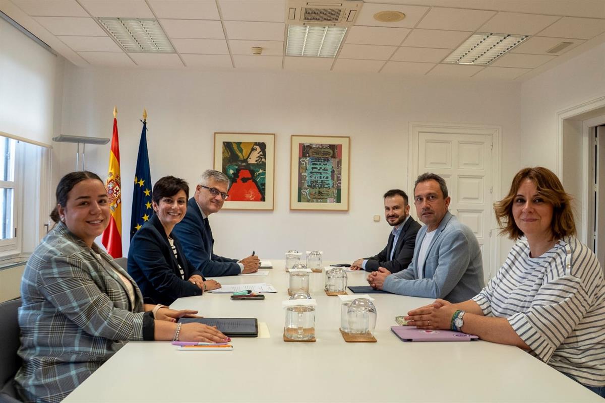 ​La ministra de Vivienda, Isabel Rodríguez, y el consejero asturiano