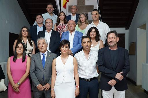 Foto de grupo de la visita de la ministra de Vivienda y Agenda Urbana, Isabel Rodríguez, a la localidad de Almagro
