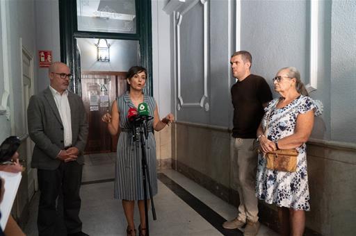Isabel Rodríguez visita una comunidad de vecinos 
