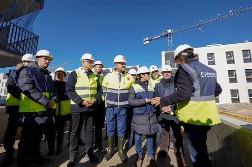 La ministra de Vivienda y Agenda Urbana. Isabel Rodríguez, visita las obras de construcción de 400 viviendas en Aranjuez.