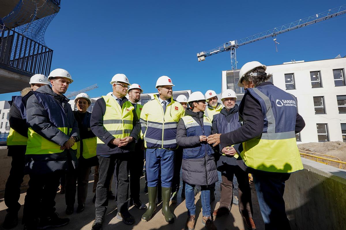 La ministra de Vivienda y Agenda Urbana. Isabel Rodríguez, visita las obras de construcción de 400 viviendas en Aranjuez.