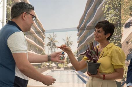 ​La ministra de Vivienda y Agenda Urbana, Isabel Rodríguez, entrega las llaves de su vivienda a uno de los adjudicatarios.