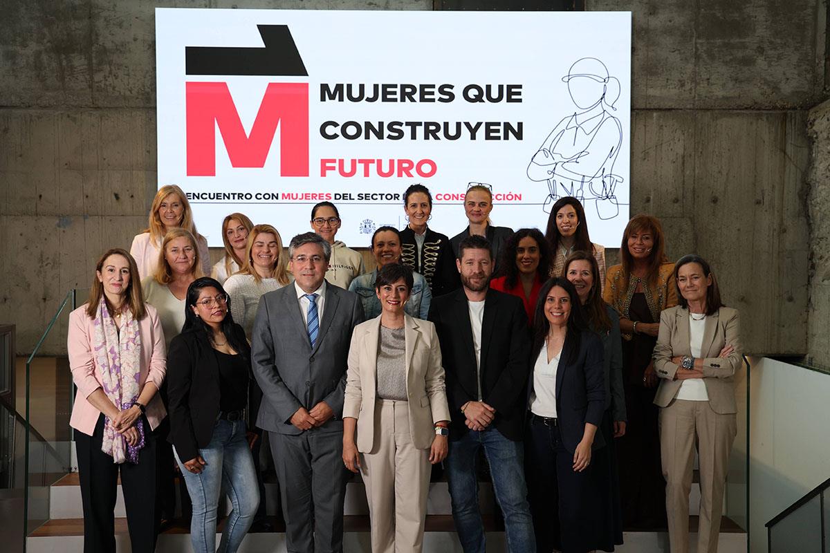 La ministra de Vivienda y Agenda Urbana, Isabel Rodríguez, junto a un grupo de mujeres ligadas al sector de la construcción