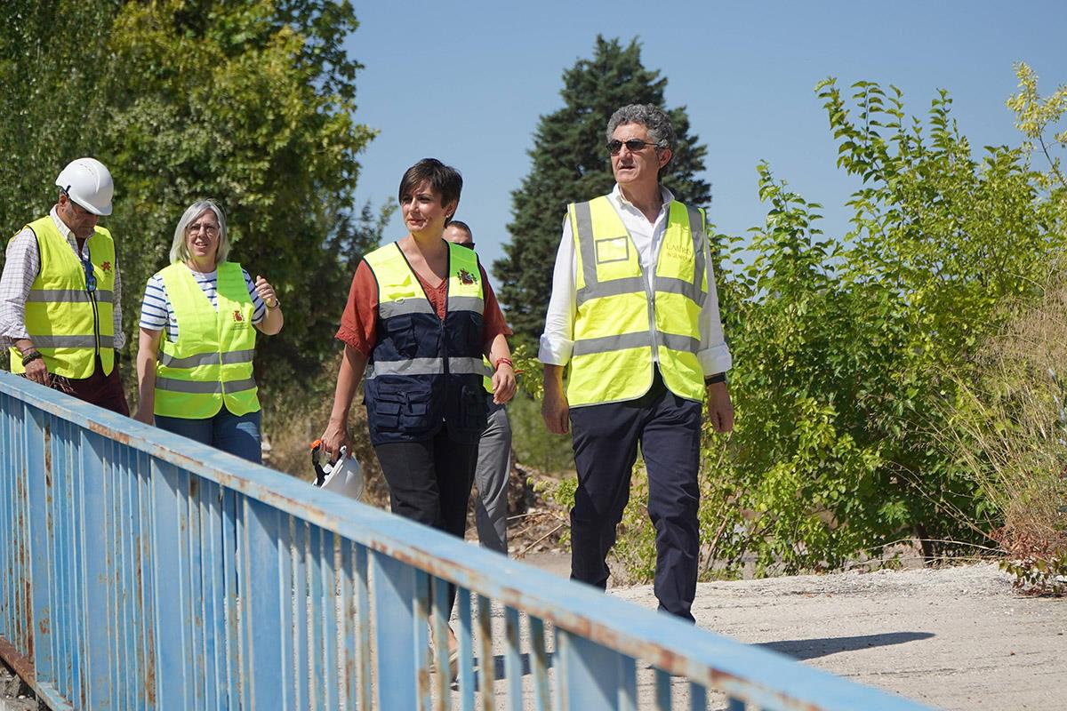 La ministra de Vivienda, Isabel Rodríguez, durante su visita a las obras del Nuevo Barrio Campamento, en Madrid.